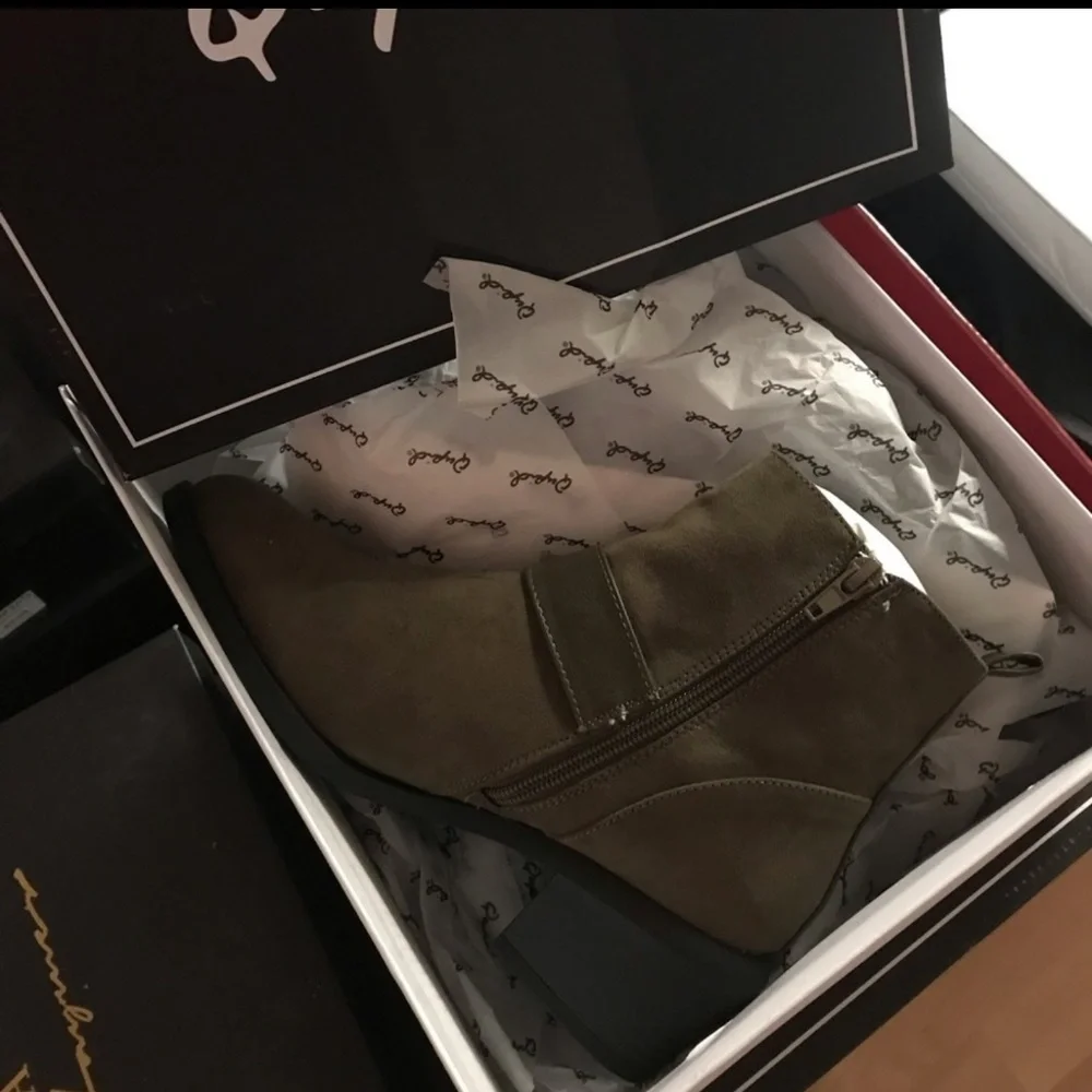 ❤Suede Like boots NWT Size 8
